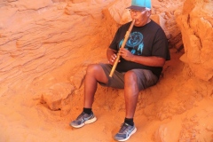 Navajo-flute-plaer-in-Monument-Valley
