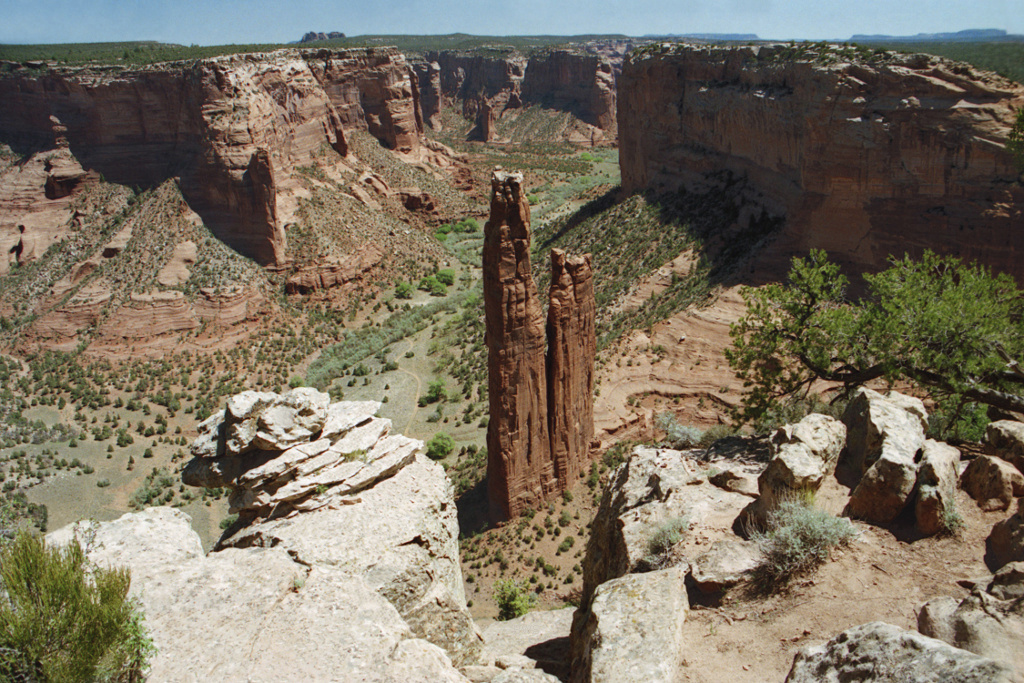 A095,_Canyon_de_Chelly_National_Monument,_Arizona,_USA,_Spider_Rock,_2004